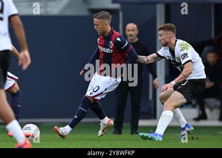 Jesper Karlsson (Bologna) Antoine Hennegau (Parma) während der Italienischen Serie A Spiel zwischen Bologna 0-0 Parma im Renato Dallara Stadion am 5. Oktober 2024 in Bologna, Italien. (Foto: Maurizio Borsari/AFLO) Stockfoto