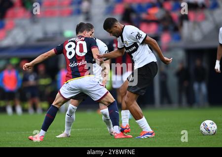 Valentin Mihaila (Parma) Giovanni Fabbian (Bologna)Simon Sohm (Parma) während des Spiels der italienischen Serie A zwischen Bologna 0-0 Parma im Renato Dallara Stadium am 5. Oktober 2024 in Bologna, Italien. Quelle: Maurizio Borsari/AFLO/Alamy Live News Stockfoto