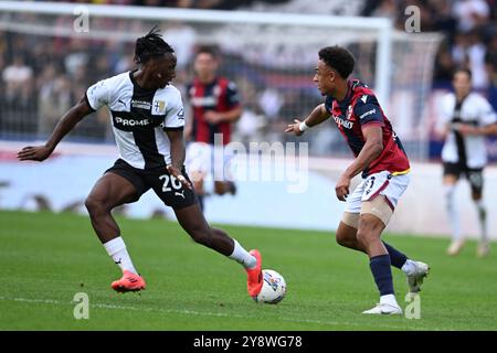 Dan Ndoye (Bologna) Woyo Coulibaly (Parma) während des Spiels der italienischen Serie A zwischen Bologna 0-0 Parma im Renato Dallara Stadium am 5. Oktober 2024 in Bologna, Italien. Quelle: Maurizio Borsari/AFLO/Alamy Live News Stockfoto