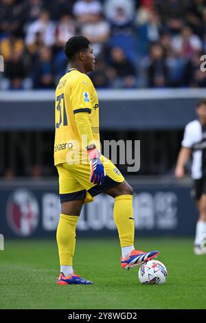 Zion Suzuki (Parma) während der Italienischen Serie A Spiel zwischen Bologna 0-0 Parma im Renato Dallara Stadion am 5. Oktober 2024 in Bologna, Italien. (Foto: Maurizio Borsari/AFLO) Stockfoto