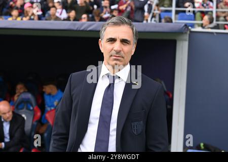 Fabio Pecchia Coach (Parma) während der Italienischen Serie A Spiel zwischen Bologna 0-0 Parma im Renato Dallara Stadion am 5. Oktober 2024 in Bologna, Italien. (Foto: Maurizio Borsari/AFLO) Stockfoto