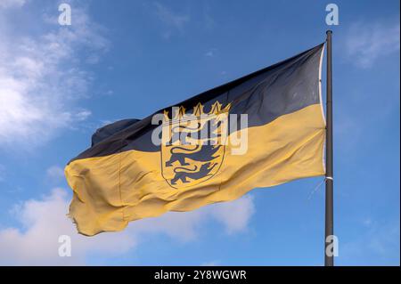 Flagge von Baden-Württemberg im Wind mit blauem Himmel. Deelstaat, Staat, Land, winken, BW Stockfoto