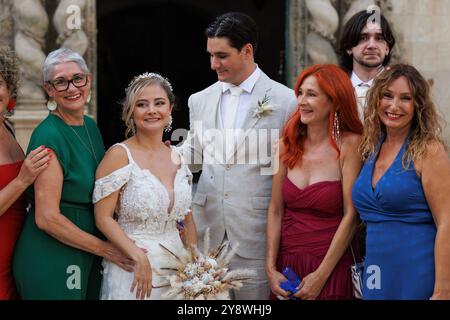 Alicante, Spanien, 08-31-2024: Jungvermählte posieren für das Hochzeitsfoto-Shooting mit Familie und Freunden Stockfoto