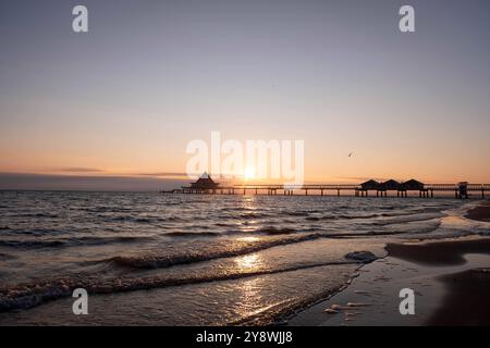 Wunderschöner Sonnenaufgang am Ostseestrand auf Usedom im Seebad Heringsdorf, einem der 3 Kaiserbäder. Im Hintergrund die Markante Seebrücke von Heringsdorf. Strand *** schöner Sonnenaufgang am Ostseestrand auf Usedom im Badeort Heringsdorf, einer der 3 sogenannten Kaiserbäder im Hintergrund der markanten Pier des Strandes Heringsdorf Stockfoto
