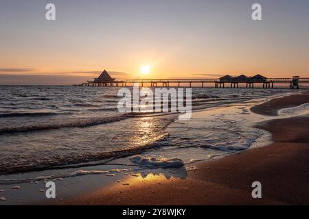 Wunderschöner Sonnenaufgang am Ostseestrand auf Usedom im Seebad Heringsdorf, einem der 3 Kaiserbäder. Im Hintergrund die Markante Seebrücke von Heringsdorf. Strand *** schöner Sonnenaufgang am Ostseestrand auf Usedom im Badeort Heringsdorf, einer der 3 sogenannten Kaiserbäder im Hintergrund der markanten Pier des Strandes Heringsdorf Stockfoto