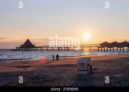 Wunderschöner Sonnenaufgang am Ostseestrand auf Usedom im Seebad Heringsdorf, einem der 3 Kaiserbäder. Im Hintergrund die Markante Seebrücke von Heringsdorf. Strand *** schöner Sonnenaufgang am Ostseestrand auf Usedom im Badeort Heringsdorf, einer der 3 sogenannten Kaiserbäder im Hintergrund der markanten Pier des Strandes Heringsdorf Stockfoto