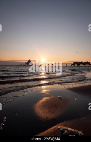 Wunderschöner Sonnenaufgang am Ostseestrand auf Usedom im Seebad Heringsdorf, einem der 3 Kaiserbäder. Im Hintergrund die Markante Seebrücke von Heringsdorf. Strand *** schöner Sonnenaufgang am Ostseestrand auf Usedom im Badeort Heringsdorf, einer der 3 sogenannten Kaiserbäder im Hintergrund der markanten Pier des Strandes Heringsdorf Stockfoto