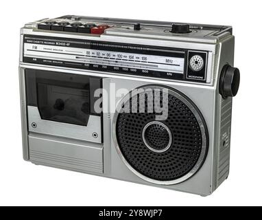 Klassischer silberner Radiokassettenrekorder mit großem Lautsprecher und manuellem Wählrad isoliert Stockfoto
