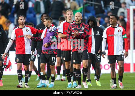 ROTTERDAM, 6-10-2024, Stadion de Kuip, Eredivisie, 2024 / 2025, Feyenoord - FC Twente, Feyenoord-Spieler Ramiz Zerrouki, Feyenoord-Spieler Luka Ivanušec, Feyenoord-Spieler Ramiz Zerrouki, Feyenoord-Spieler Gernot Trauner, Feyenoord-Spieler Quinten Timber nach dem Spiel Stockfoto