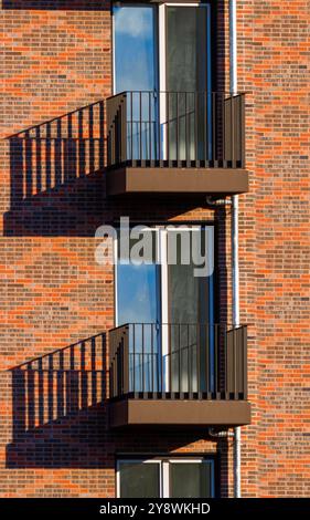 Mehrstöckiges Haus mit Balkonen. Neu gebaut. Stockfoto