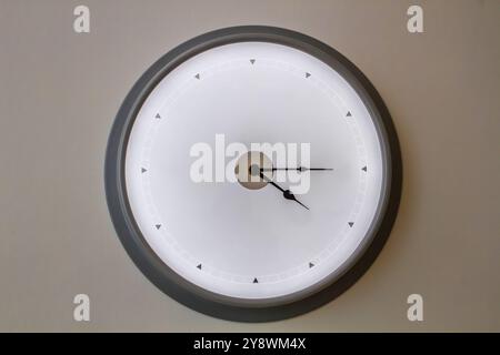 Minimalistische Wanduhr mit fünf O'Clock Stockfoto