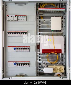 Moderne elektrische Schalttafel mit installierten Netzwerkgeräten. Stockfoto