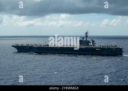 PAZIFIK (3. Oktober 2024) der Flugzeugträger der Nimitz-Klasse USS Theodore Roosevelt (CVN 71) durchquert den Pazifik, 3. Oktober 2024. Theodore Roos Stockfoto