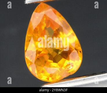 Strahlender Edelstein aus goldenem Citrine, gefangen in glitzerndem Licht. Stockfoto