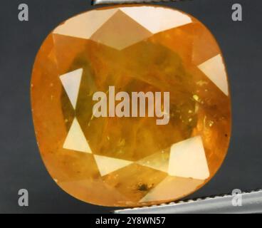 Strahlender goldener Citrine Edelstein mit komplexen Facetten und warmen Farbtönen. Stockfoto