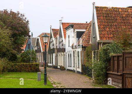 Enge Straße im Dorf Oudeschild auf der niederländischen Insel Texel. Stockfoto