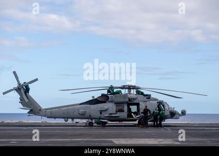 PAZIFIK (5. Oktober 2024) Seeleute der US-Marine führen Wartungsarbeiten an einem MH-60R Sea Hawk durch, der an das „Wolf Pack“ des Helicopter Maritime Strike Sq angeschlossen ist Stockfoto