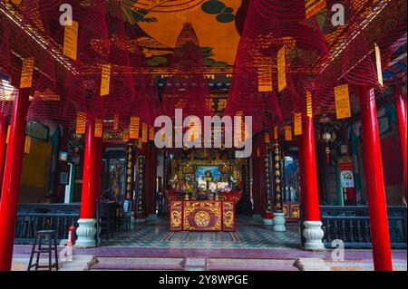 Innenraum in einem alten asiatischen buddhistischen Tempel auf der Hoi Quan Phuoc Kien Pagode in der Altstadt von Hoi an in Asien. Hoi An, Vietnam - 12. September 2024 Stockfoto