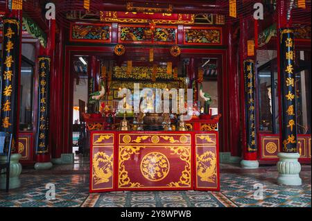 Im Inneren eines alten asiatischen buddhistischen Tempels auf der Hoi Quan Phuoc Kien-Pagode in der Altstadt von Hoi an in Asien. Hoi An, Vietnam - 12. September 2024 Stockfoto