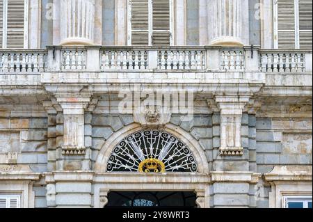 Madrid, Spanien - 26. September 2024: Metallarbeiten und Teile der Fassade im Königspalast. Stockfoto