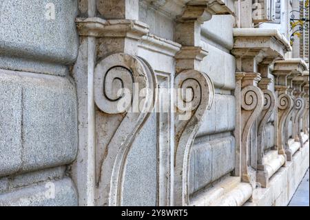 Madrid, Spanien - 26. September 2024: Stützbauten in den Fenstern des Königspalastes. Stockfoto
