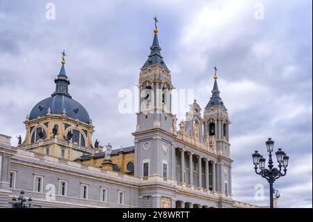 Madrid, Spanien - 26. September 2024: Fassade der Kathedrale von Almudena - berühmtes katholisches Wahrzeichen. Stockfoto