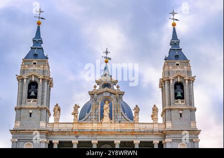 Madrid, Spanien - 26. September 2024: Symmetrischer Blick auf die Türme in der Kathedrale von Almudena. Stockfoto