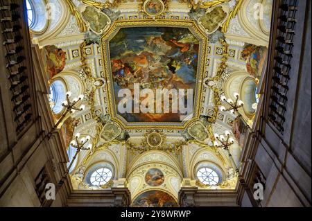 Madrid, Spanien - 26. September 2024: Kunst an der Decke am Eingang des Königspalastes. Stockfoto