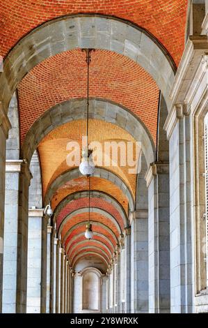 Madrid, Spanien - 26. September 2024: Arkade und Kolonnade mit Backsteinbogendecke in einem mittelalterlichen Gebäude Stockfoto