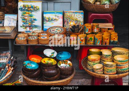 Verschiedene Produkte auf der Theke in einem vietnamesischen Souvenirshop in Vietnam in Asien. Hoi An, Vietnam - 12. September 2024 Stockfoto