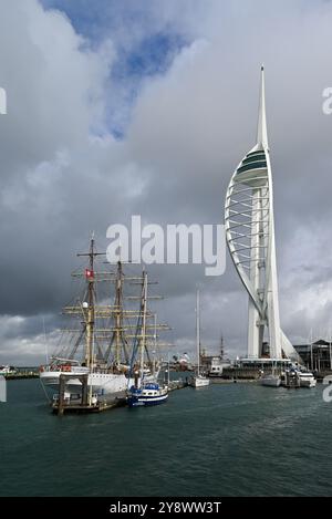 Sørlandet und kleinere Segelschiffe vertäuten an den Gunwharf Quays unter dem Spinnaker Tower. September 2024. Stockfoto