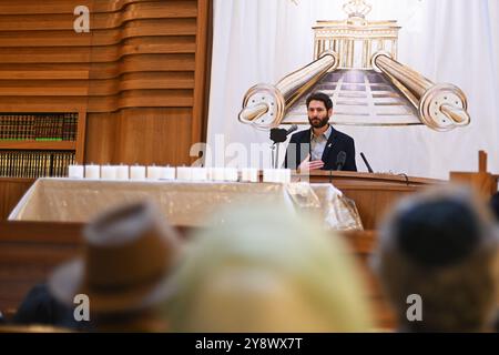 Berlin, Deutschland. Oktober 2024. Alon Gat, Überlebender des Terroranschlags, spricht während einer Gedenkfeier der jüdischen Gemeinde Chabad Berlin in ihrer zentralen Synagoge an die Opfer des Massakers der Hamas am 7. Oktober 2023. Quelle: Sebastian Christoph Gollnow/dpa/Alamy Live News Stockfoto