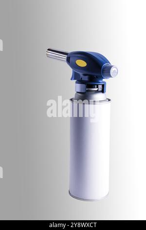 Gasbrenner auf einer Dose. Nahaufnahme. Isoliert auf grauem Hintergrund. Stockfoto