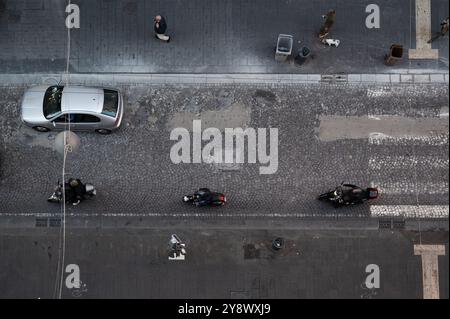 Blick auf den Verkehr von oben Via Toledo in Neapel, Italien Stockfoto