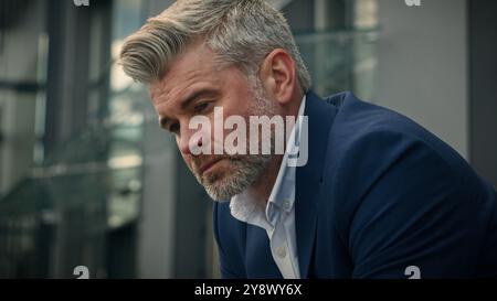 Nahaufnahme traurig aufgebracht besorgt frustriert Stress nachdenklicher Senior Business Mann traurig nachdenklich nachdenklich, nachdenklich, alter, reifer Geschäftsmann, Arbeitgeber, geht los Stockfoto