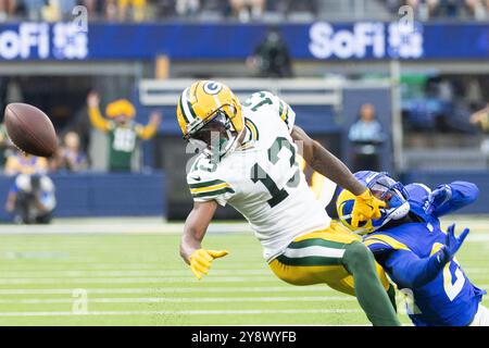 Los Angeles, Usa. Oktober 2024. Los Angeles Rams Defensive Back Darious Williams (R) verpasst einen Pass, der für den Wide Receiver Dontayvion Wicks (L) der Green Bay Packers während eines Fußballspiels im SoFi Stadium vorgesehen war. Green Bay Packers 24:19 Uhr Los Angeles Rams. Quelle: SOPA Images Limited/Alamy Live News Stockfoto