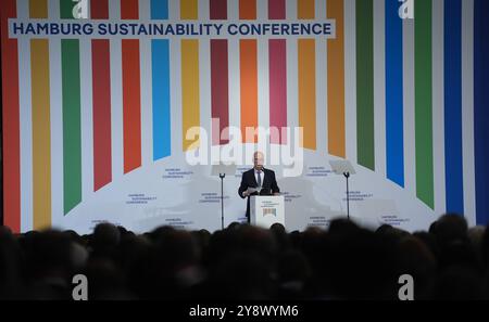 Hamburg, Deutschland. Oktober 2024. Peter Tschentscher (SPD), erster Bürgermeister von Hamburg, spricht bei der Eröffnung der Hamburger Nachhaltigkeitskonferenz im Großen Ballsaal im Rathaus. Quelle: Marcus Brandt/dpa/Alamy Live News Stockfoto