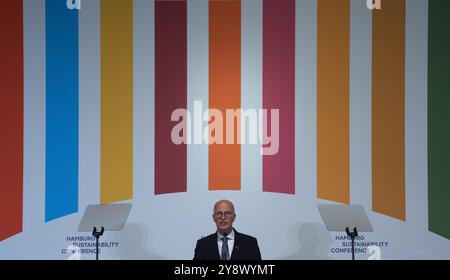 Hamburg, Deutschland. Oktober 2024. Peter Tschentscher (SPD), erster Bürgermeister von Hamburg, spricht bei der Eröffnung der Hamburger Nachhaltigkeitskonferenz im Großen Ballsaal im Rathaus. Quelle: Marcus Brandt/dpa/Alamy Live News Stockfoto