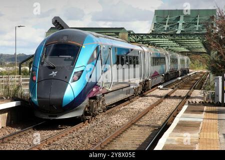 TransPennine Express 'Nova 1' Bimode Klasse 802 802211 hält am Bahnhof Althorpe an, mit dem Zug 3Q11 1041 Heaton nach Cleethorpes am 24.9.2008. Stockfoto