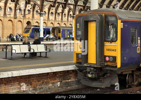 Northern Rail Class 155 Dieselzugmaschine 155343 wartet am Bahnhof York, Großbritannien. Stockfoto