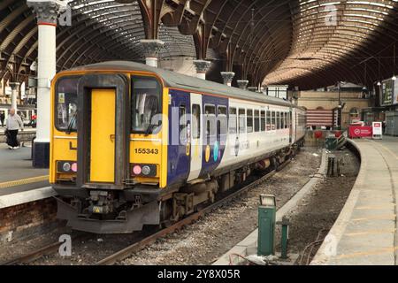 Northern Rail Class 155 Dieselzugmaschine 155343 wartet am Bahnhof York, Großbritannien. Stockfoto