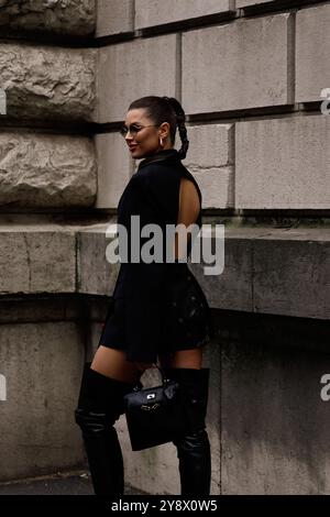 Polina Erofeeva mit komplett schwarzem Outfit kombiniert mit einem übergroßen Blazer, Minirock, Stiefeln und einem birkin auf der Hermès Show in der Pariser Fashion Week SS25 Stockfoto