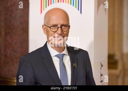 Hamburg, Deutschland. Oktober 2024. Peter Tschentscher (SPD), erster Bürgermeister von Hamburg, steht vor dem Start der Hamburger Nachhaltigkeitskonferenz auf dem Spiegel im Rathaus. Quelle: Georg Wendt/dpa/Alamy Live News Stockfoto