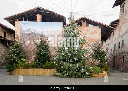 Italien, Rezept von Candelo. Panorama des mittelalterlichen Dorfes mit Tanne und geschmücktem Weihnachtsbaum. Geschichte und Kultur Italiens und Europas. Stockfoto