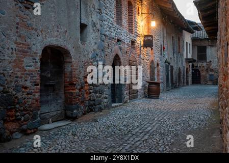 Italien, Rezept von Candelo. Panorama eines mittelalterlichen Dorfes Stellen Sie sich vor, bei Sonnenuntergang mit den ersten Nachtlichtern fotografiert zu werden. Geschichte und Kultur Italiens A Stockfoto