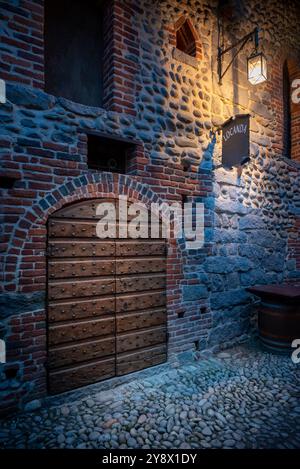 Italien, Rezept von Candelo. Panorama eines mittelalterlichen Dorfes Stellen Sie sich vor, bei Sonnenuntergang mit den ersten Nachtlichtern fotografiert zu werden. Geschichte und Kultur Italiens A Stockfoto