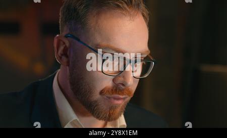 Beschäftigter arbeitsaholischer Deadline spät arbeitender Geschäftsmann kaukasischer Bürokaufmann Arbeitgeber konzentrierter Unternehmer Programmierer Guy männlich arbeitet bei Stockfoto