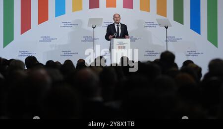 Hamburg, Deutschland. Oktober 2024. Bundeskanzler Olaf Scholz (SPD) spricht bei der Eröffnung der Hamburger Nachhaltigkeitskonferenz im Großen Festspielhaus im Rathaus. Quelle: Marcus Brandt/dpa/Alamy Live News Stockfoto