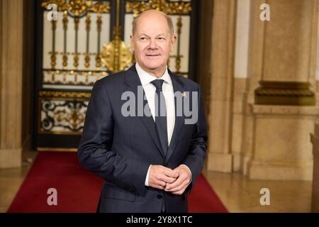 Hamburg, Deutschland. Oktober 2024. Bundeskanzler Olaf Scholz (SPD) steht vor Beginn der Hamburger Nachhaltigkeitskonferenz auf dem Spiegel im Rathaus. Quelle: Georg Wendt/dpa/Alamy Live News Stockfoto