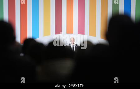 Hamburg, Deutschland. Oktober 2024. Bundeskanzler Olaf Scholz (SPD) spricht bei der Eröffnung der Hamburger Nachhaltigkeitskonferenz im Großen Festspielhaus im Rathaus. Quelle: Marcus Brandt/dpa/Alamy Live News Stockfoto